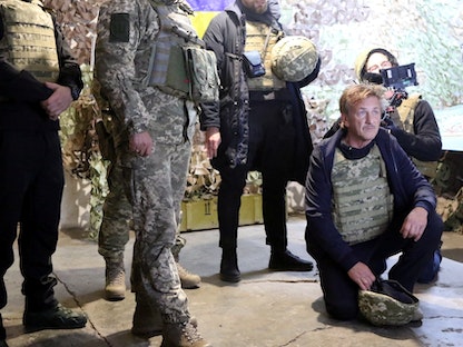 الممثل والمخرج شون بن يزور مواقع القوات المسلحة الأوكرانية. - REUTERS