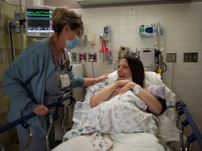 ملامسة الجلد المباشرة بعد الولادة تحسّن الرضاعة وصحة الأطفال