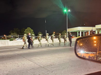حرس الحدود الأميركي يحتجزون جنوداً مكسيكيين بعد دخولهم الولايات المتحدة ،-  إل باسو في تكساس - 25 سبتمبر 2021 - REUTERS