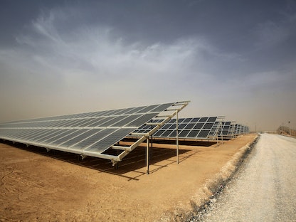 منظر عام يُظهر جزءاً من محطة جديدة للطاقة الشمسية بتمويل من الحكومة الألمانية خلال الافتتاح الرسمي في مخيم الزعتري للاجئين بالأردن. 13 نوفمبر 2017. - AFP