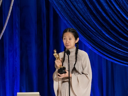 المخرجة كلويه جاو لدى تسلمها جائزة أفضل أوسكار إخراج كأول امرأة آسيوية- 25 أبريل 2021 - via REUTERS
