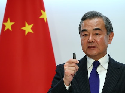 وزير الخارجية الصيني، وانغ يي، خلال مؤتمر صحافي بعد اجتماعه بوزير الخارجية السويسري إيجناسيو كاسيس في برن، سويسرا، 22 أكتوبر 2019 - REUTERS