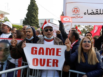 أنصار الرئيس التونسي قيس سعيد يحملون لافتات لدعم قراره بحل المجلس الأعلى للقضاء، في تونس العاصمة- 06 فبراير 2022. - REUTERS