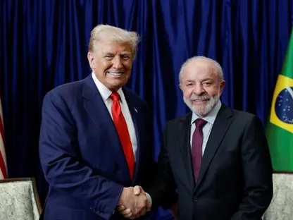 الرئيس الأميركي دونالد ترمب والرئيس البرازيلي لولا دا سيلفا يتصافحان أثناء لقائهما على هامش قمة "آسيان" في كوالالمبور. ماليزيا. 26 أكتوبر 2025 - Reuters