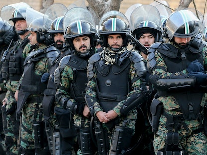 قوات الأمن الإيرانية تحرس السفارة البريطانية خلال احتجاجات طهران- 12 يناير 2020 - AFP