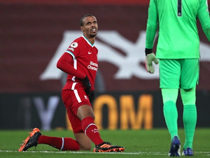 مدافع ليفربول جويل ماتيب يشتكي من الإصابة خلال المباراة أمام وست بروميتش ألبيون - AFP