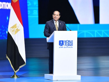 الرئيس المصري عبد الفتاح السيسي يتحدث خلال افتتاح منتدى شباب العالم في منتجع شرم الشيخ - 10 يناير 2022 - AFP