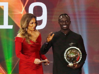 ساديو ماني لحظة استلامه جائزة أفضل لاعب في إفريقيا عام 2019 - REUTERS