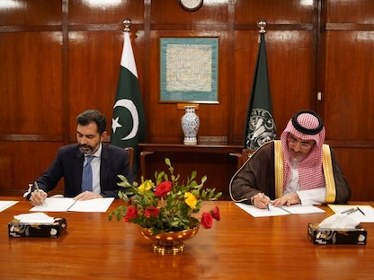 جانب من توقيع الرئيس التنفيذي للصندوق السعودي للتنمية سلطان بن عبد الرحمن المرشد اتفاقيتين اقتصاديتين مع باكستان في العاصمة إسلام أباد. 29 نوفمبر 2021. 
