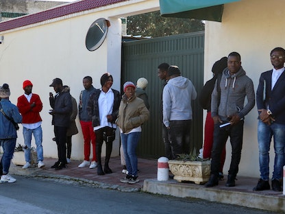 مواطنون من ساحل العاج ينتظرون خارج سفارة بلادهم في تونس العاصمة. 27 فبراير 2023 - REUTERS