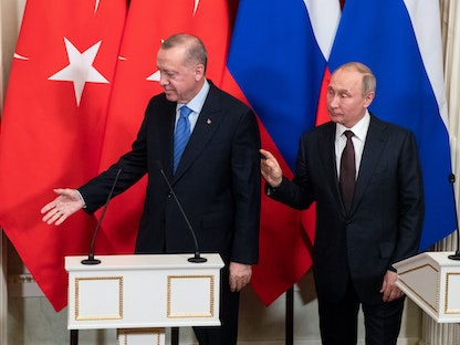 الرئيسان الروسي فلاديمير بوتين والتركي رجب طيب أردوغان بعد مؤتمر صحافي في موسكو - 5 مارس 2020 - REUTERS