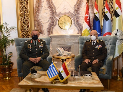 الفريق أول محمد زكى وزير الدفاع المصري ورئيس الأركان اليوناني كونستانتينوس فلوروس - القاهرة - 19 يناير 2021 - الحساب الرسمي للمتحدث العسكري المصري على تويتر