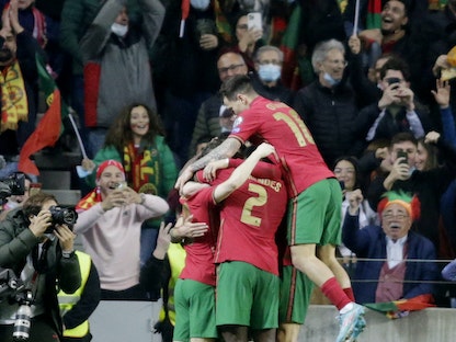 احتفال لاعبي البرتغال بعد تسجيل الهدف الأول في شباك مقدونيا الشمالية - REUTERS