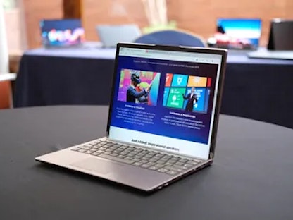 نموذج تجريبي لحاسوب محمول تمتد شاشته طولياً أعلنت عنه شركة "Lenovo" - Lenovo.com
