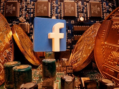 علامة فيسبوك التجارية وسط مجموعة من مجسمات العملات المشفرة - REUTERS