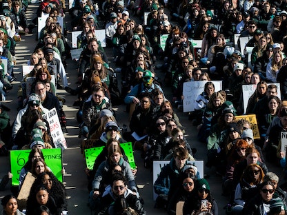 طلاب جامعة ولاية ميشيجان يتجمعون للاحتجاج على العنف المسلح بعد أسبوع من إطلاق نار جماعي في مبنى كابيتول الولاية بمدينة لانسينج. 20 فبراير 2023 - REUTERS