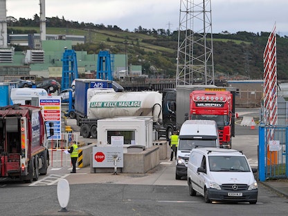 معبر حدودي للشاحنات بميناء لارن في أيرلندا الشمالية بالمملكة المتحدة، 12 أكتوبر 2021 - Bloomberg