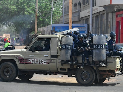 ضباط في شرطة مكافحة الشغب أثناء اشتباكات مع المتظاهرين بينما يحتج أنصار المعارضة بعد إعلان نتائج جولة الإعادة الرئاسية في نيامي، النيجر  - AFP