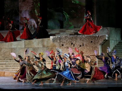 راقصون خلال عرض مسرحي في افتتاح مهرجان بعلبك الدولي (صورة أرشيفية) - REUTERS
