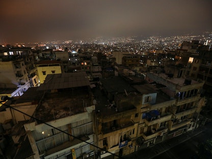 الظلام يخيم على حي في بيروت جراء انقطاع التيار الكهربائي - 6 يوليو 2020 - REUTERS