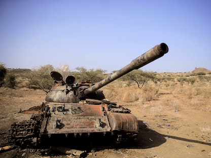دبابة مدمرة في أحد الحقول عقب القتال بين القوات الإثيوبية وقوات جبهة تحرير شعب تيجراي في بلدة كاساجيتا بمنطقة عفار بإثيوبيا- 25 فبراير 2022. - REUTERS