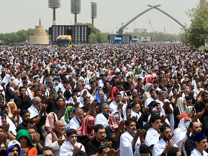 المتظاهرون يؤدون صلاة الجمعة في المنطقة الخضراء بالعاصمة بغداد - 5 أغسطس 2022 - REUTERS