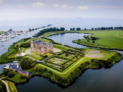 صورة جوية لقلعة تاريخية في موقع خط دفاع أمستردام الذي بات يُعرف باسم خط الدفاع المائي الهولندي - AFP