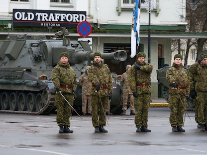 جنود من الجيش الإستوني تابعين لحلف شمال الأطلسي (ناتو) يحضرون إحياء الذكرى المئوية لوقف إطلاق النار في حرب الاستقلال بالقرب من نقطة العبور الحدودية مع روسيا في نارفا ، إستونيا ، 3 يناير2020  - REUTERS