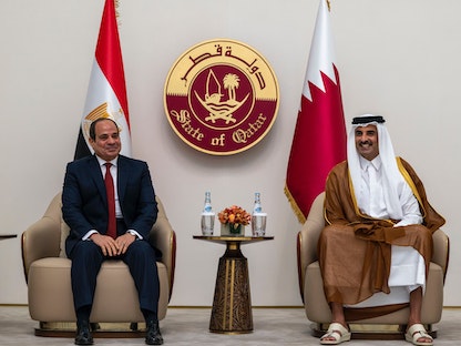 أمير قطر والرئيس المصري خلال جولة مباحثات في الدوحة. 