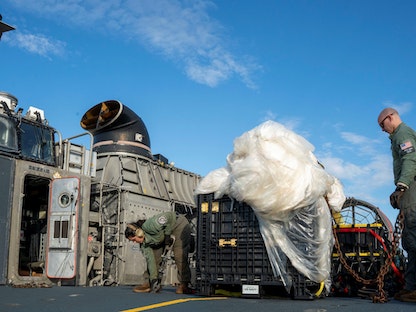 البحرية الأميركية تستعيد بقايا المنطاد الصيني الذي سقط قبالة سواحل كارولينا الجنوبية. 17 فبراير 2023 - REUTERS