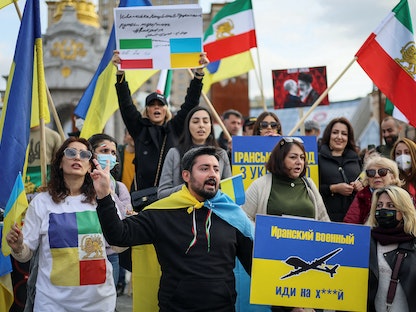 إيرانيون يعيشون في أوكرانيا يشاركون بوقفة احتجاجية في وسط كييف بأوكرانيا ضد تزويد الحكومة الإيرانية روسيا بطائرات بدون طيار. 28 أكتوبر 2022. - REUTERS