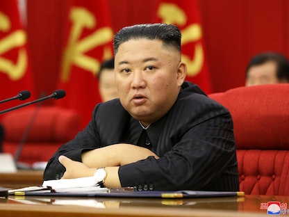 الزعيم الكوري الشمالي كيم جونج أون خلال جلسة للجنة المركزية لحزب العمال الحاكم في بيونج يانج، 18 يونيو 2021 - REUTERS