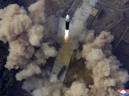 صورة لإطلاق الصاروخ الباليستي العابر للقارات في كوريا الشمالية. 25 مارس 2022 - REUTERS