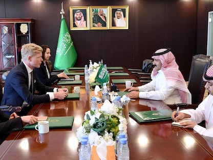 السفير السعودي في اليمن يستقبل المبعوث الأممي إلى اليمن هانس جرودنبرج في الرياض- 28 فبراير 2022 - twitter/SPAregions