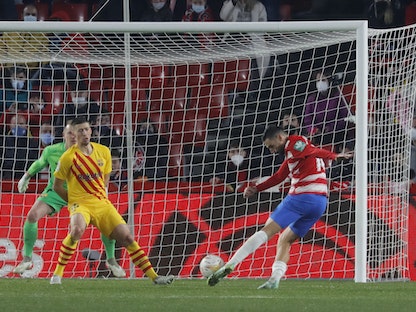 أنطونيو بويرتاس لاعب غرناطة يسجل هدف التعادل لفريقه في مرمى برشلونة - REUTERS