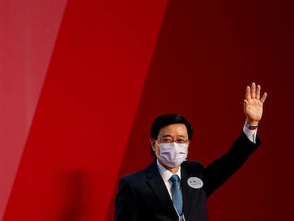 جون لي يلوح بعد انتخابه رئيساً تنفيذياً لهونج كونج - 8 مايو 2022 - REUTERS