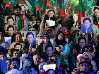 أنصار رئيس الوزراء الباكستاني السابق عمران خان يحملون صوره خلال تجمّع في كراتشي - 19 يونيو 2022 - REUTERS