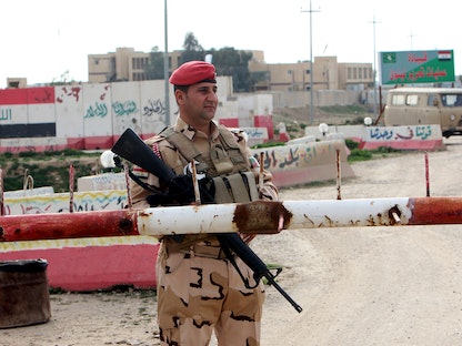 جندي عراقي خلال حراسة مدخل قيادة عمليات تحرير نينوى جنوب الموصل- 14 فبراير 2016 - REUTERS