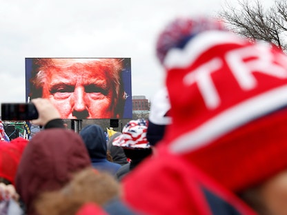 الرئيس الأميركي السابق دونالد ترمب يظهر على شاشة أثناء خطاب لمؤيديه خلال مسيرة للطعن في التصديق على نتائج الانتخابات الرئاسية - 6 يناير 2021  - REUTERS