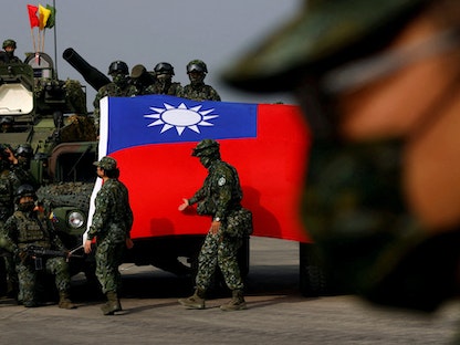 قوات تابعة للجيش التايواني تجري تدريبات روتينية في قاعدة "كاوهسيونج" بتايبيه. 11 يناير 2023 - REUTERS