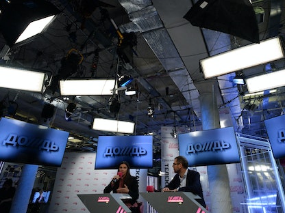 المالكان لقناة "دوجد" التلفزيونية المستقلة ناتاليا سيندييفا (يسار) وألكسندر فينوكوروف (يمينًا) - 2 أبريل 2014 - AFP