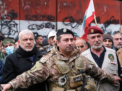 جندي من الجيش اللبناني يقف بالقرب من احتجاجات لمتقاعدي الجيش على تردي الوضع الاقتصادي. بيروت. 30 مارس 2023 - REUTERS