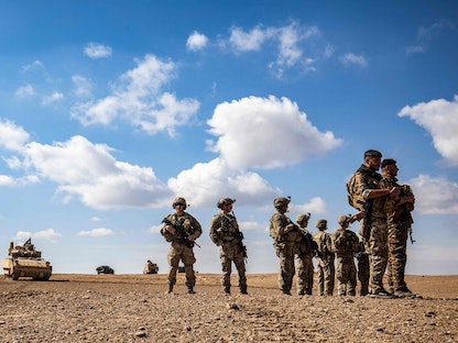 عناصر من قوات سوريا الديمقراطية خلال مناورات بالأسلحة الثقيلة في ريف دير الزور شمال شرقي سوريا - 25 مارس 2022 - AFP