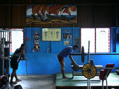 قاعة رياضية لتمارين رفع الأثقال في سوا، عاصمة  جمهورية جزر فيجي - REUTERS