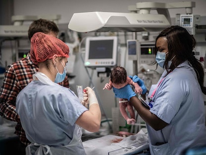 مستشفى في باريس يعرض حالة ولادة في خضم أزمة كورونا - AFP 