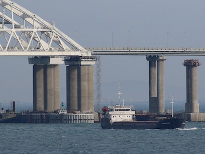 سفينة تبحر عبر جسر يربط بين البر الرئيسي الروسي وشبه جزيرة القرم في البحر الأسود- 26 نوفمبر 2018 - REUTERS