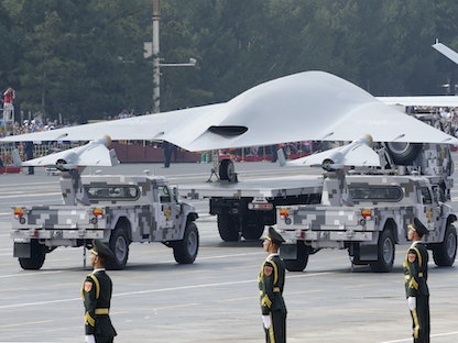 مركبة عسكرية تحمل طائرة بدون طيار تمر بميدان تيانانمن خلال احتفالات وطنية في العاصمة بكين، 1 أكتوبر 2019 - REUTERS