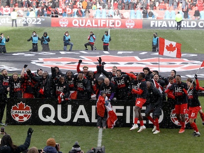 احتفال اللاعبين الكنديين بتأهلهم إلى كأس العالم. 28 مارس 2022 - REUTERS