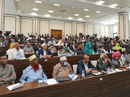 أعضاء البرلمان الصومالي خلال جلسة في العاصمة مقديشو- 10 فبراير 2021 - REUTERS