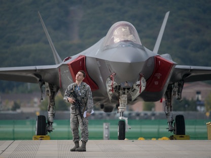 جندي أميركي يحرس مقاتلة من طراز "F35" في معرض سيول الدولي للفضاء والدفاع في سيول عاصمة كوريا الجنوبية. 16 أكتوبر 2017 - AFP